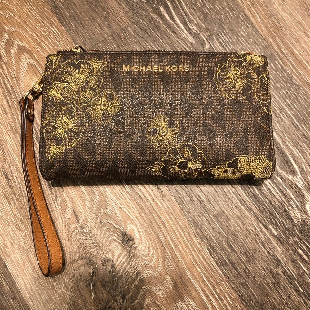 Michael Kors Floral Jet Set Smartphone Wallet- EUC